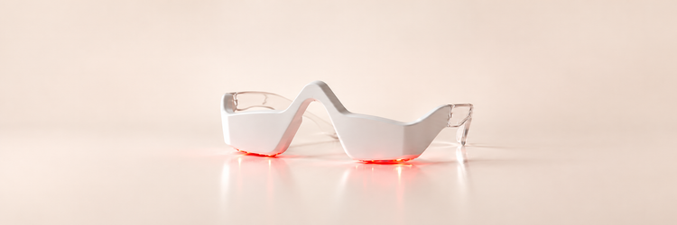 Gafas de luz roja LED sobre un fondo crema